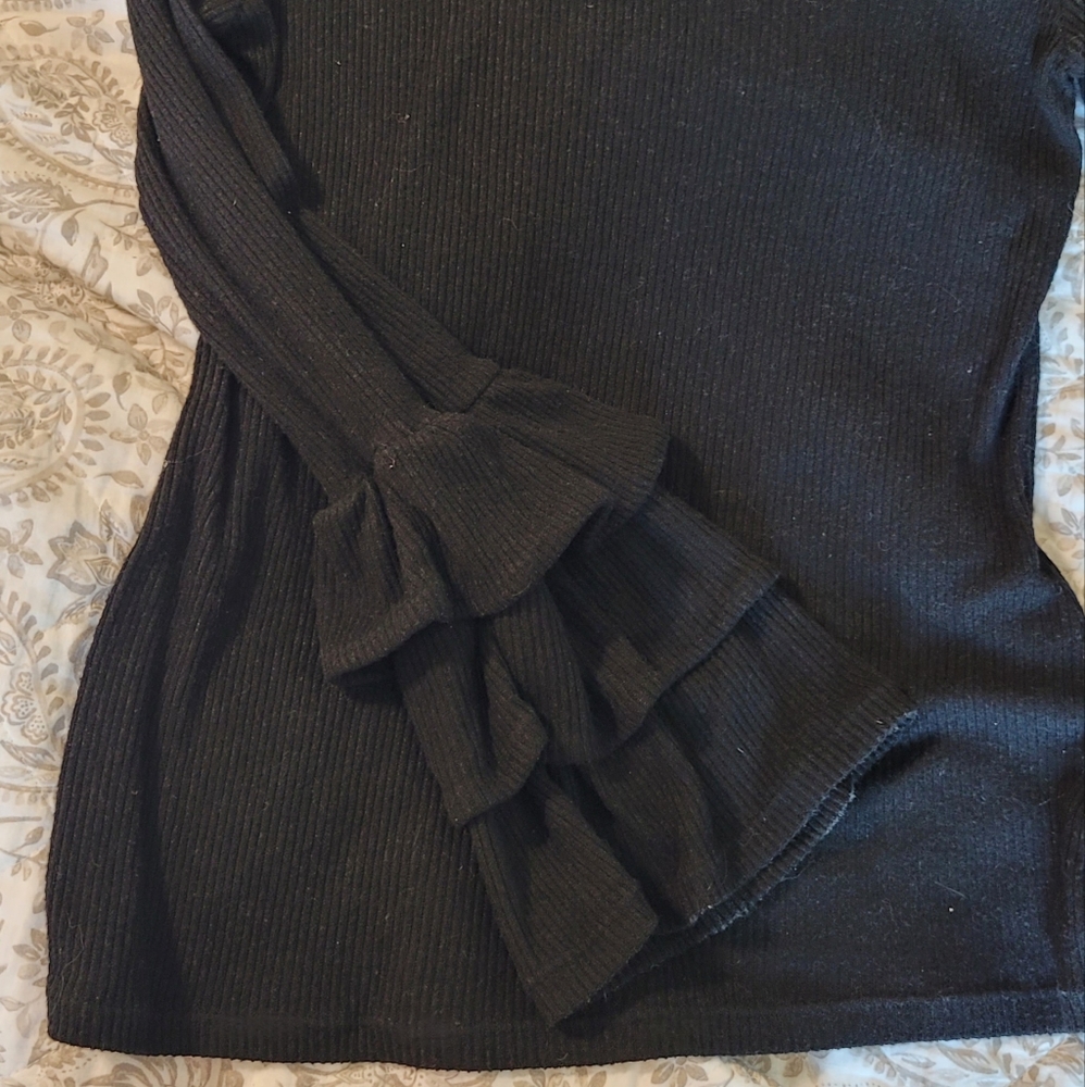 Tiered Sleeve V-Neck Light Sweater